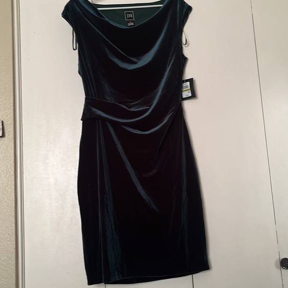 Jessica Howard Sleeveless Velvet Sheath Dress - Picture 4 of 4